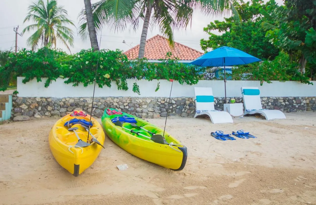 Edgewater Beach Villa - Beach Front, Close To All Attractions St Mary