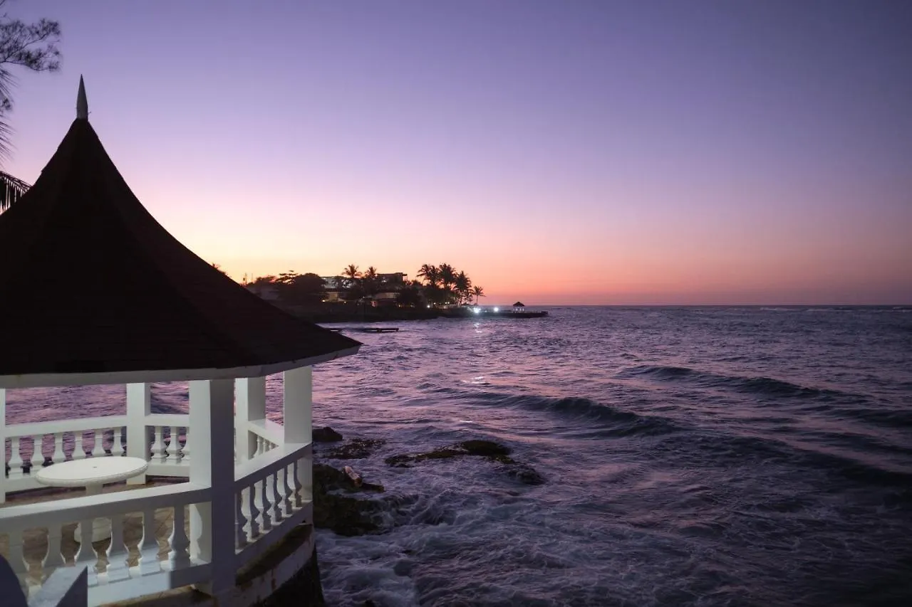 Edgewater Beach Villa - Beach Front, Close To All Attractions St Mary 0*,  Jamaica