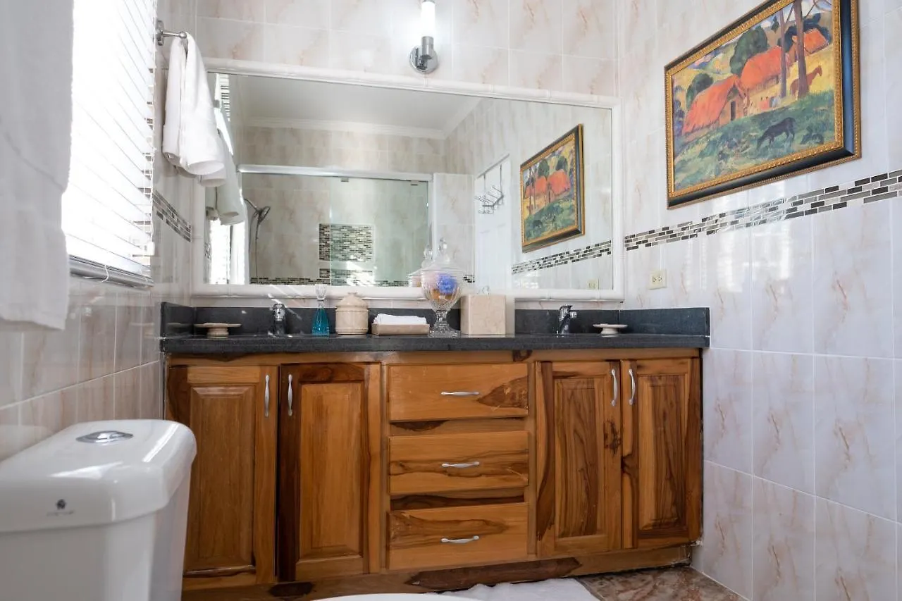 Hotel Edgewater Beach Villa - Beach Front, Close To All Attractions St Mary