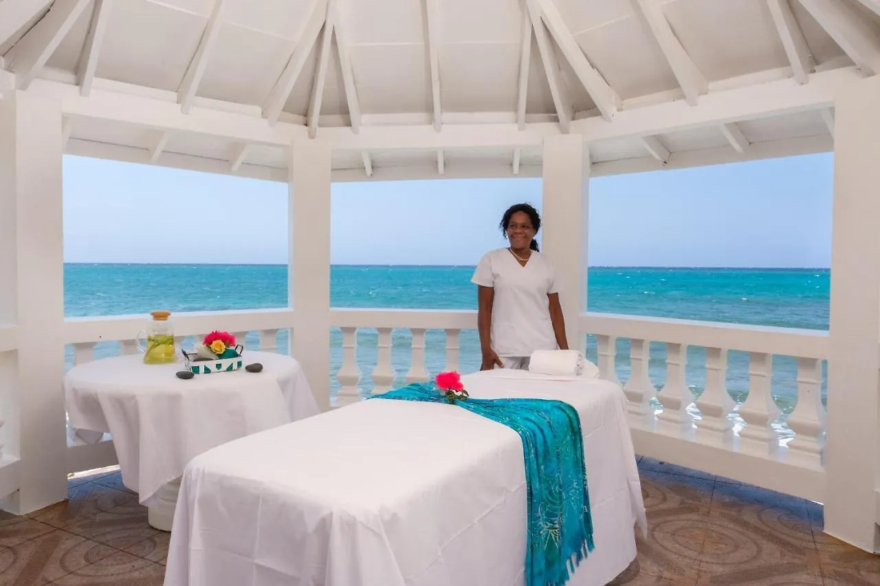 Edgewater Beach Villa - Beach Front, Close To All Attractions St Mary