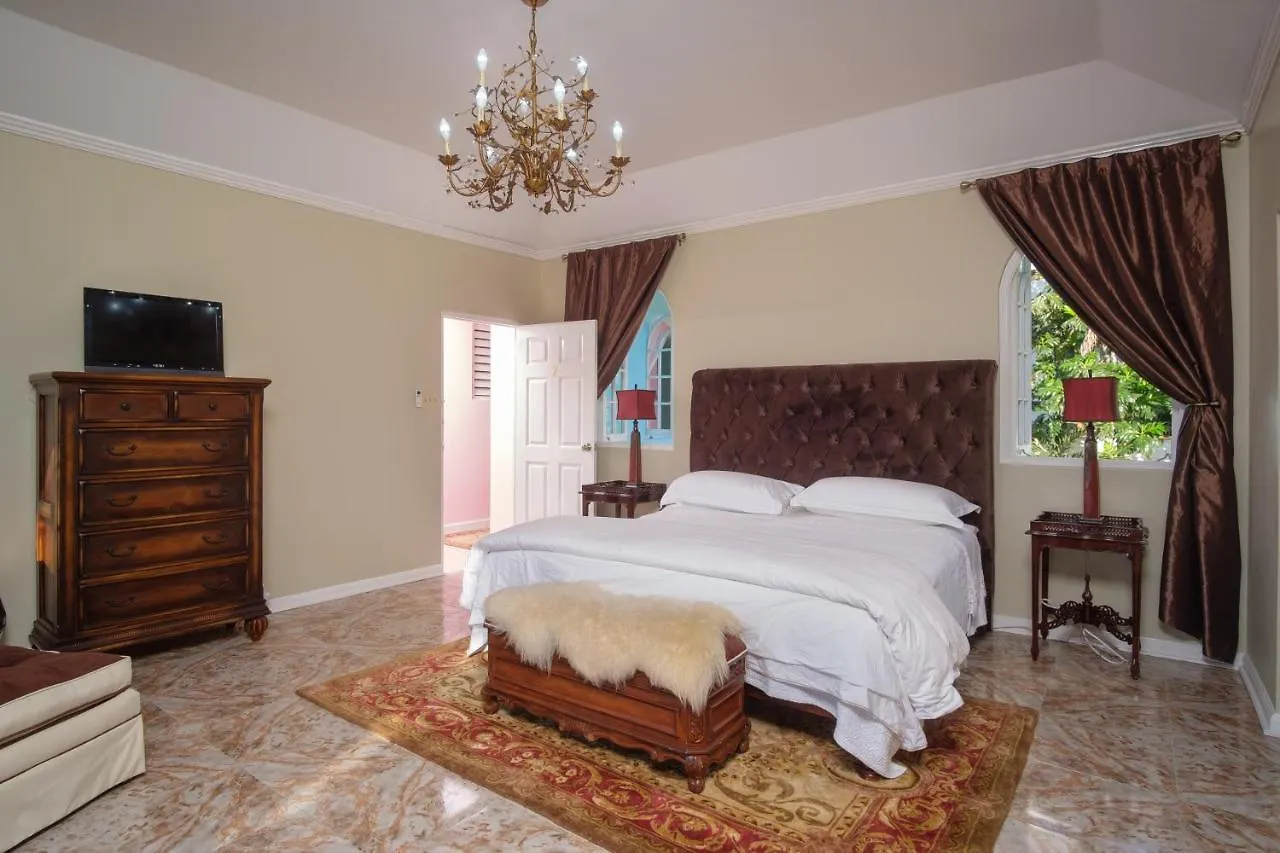Edgewater Beach Villa - Beach Front, Close To All Attractions St Mary Hotel