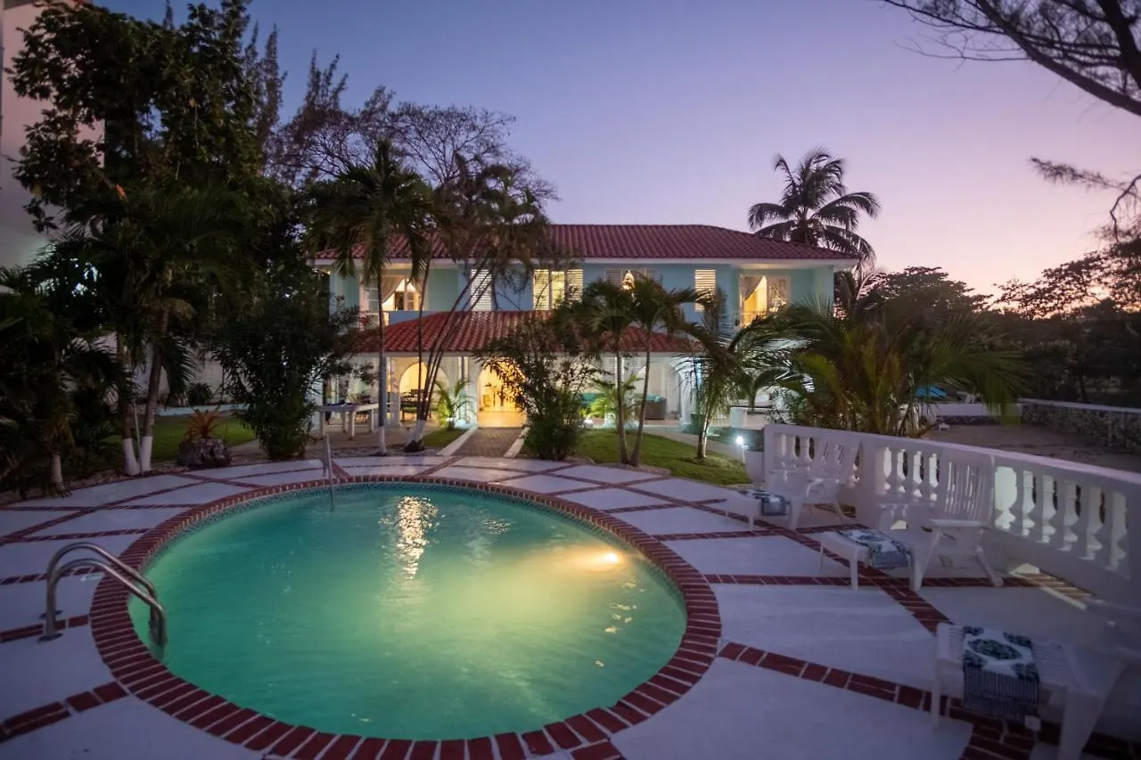 Edgewater Beach Villa - Beach Front, Close To All Attractions St Mary
